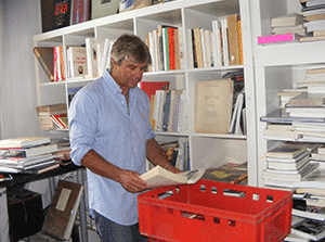 Débarras de maison à sceaux: Michel trie des livres