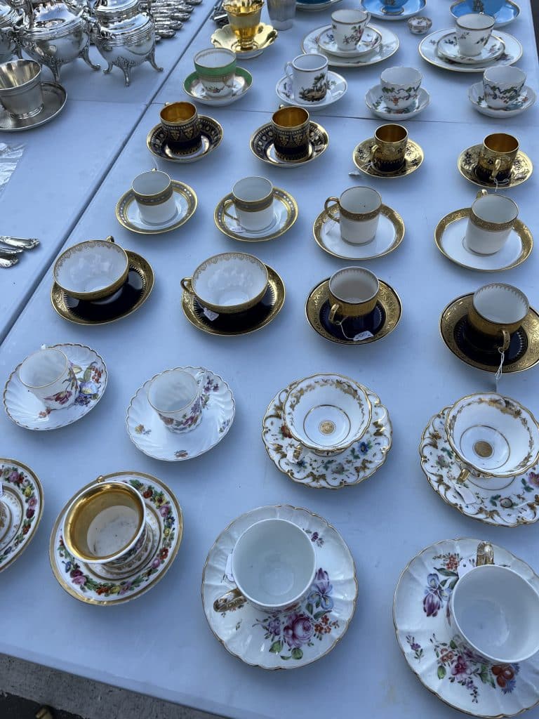 Services de tables anciens en porcelaines de Limoge et de Paris dorés a l'or fin